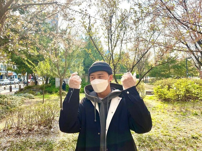 Sao Hàn 24H: Ngắm Johnny (NCT) ngủ nướng cưng “xỉu”, Jennie BLACKPINK khoe bụng phẳng lì ảnh 3