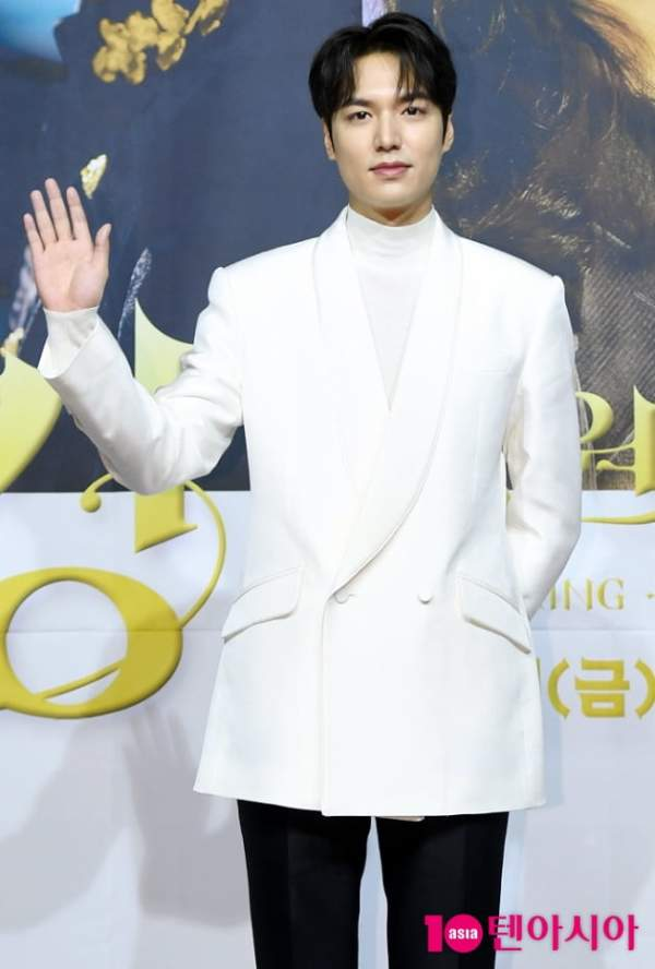 Họp báo “Quân Vương Bất Diệt”: Lee Min Ho tình bể bình bên nam phụ Woo Do Hwan ảnh 2