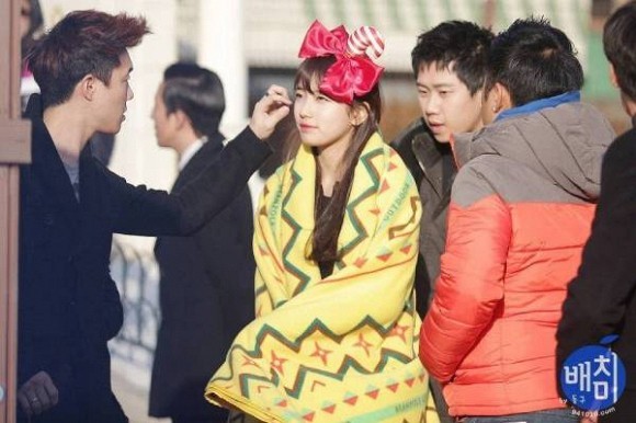 Fan truy tìm xuất xứ “chiếc chăn trứng cuộn” luôn ở bên Suzy suốt 8 năm qua ảnh 3