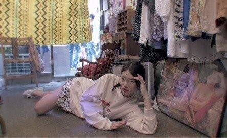 Fan truy tìm xuất xứ “chiếc chăn trứng cuộn” luôn ở bên Suzy suốt 8 năm qua ảnh 8