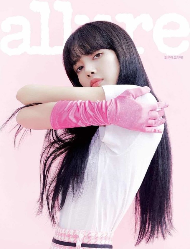 Chỉ với một tấm ảnh, Lisa (BLACKPINK) gây sốc cả về lượng like lẫn giá tiền trang phục ảnh 2
