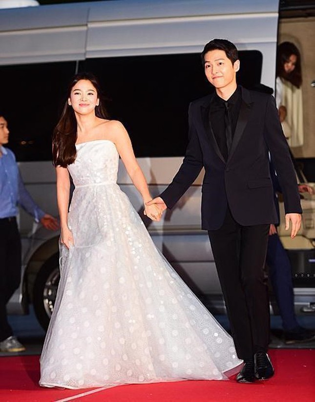 Nghe tin Hyun Bin, Son Ye Jin tham gia Baeksang mà dân tình gọi tên Song - Song ảnh 2