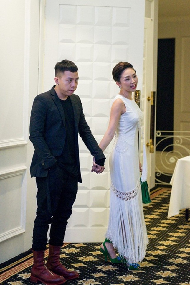 Sao Việt thi nhau khoe nhẫn đính hôn đắt giá, cớ sao Tóc Tiên cố giấu cho kỹ? ảnh 1