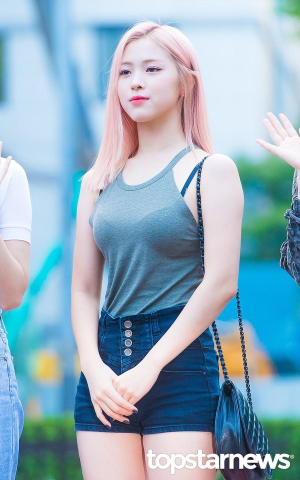 Ryu Jin (ITZY) mặc gây sốc cỡ nào mà netizen Hàn bảo “không dám diện ra đường”? ảnh 1