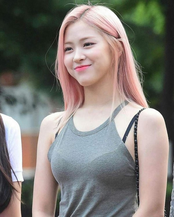 Ryu Jin (ITZY) mặc gây sốc cỡ nào mà netizen Hàn bảo “không dám diện ra đường”? ảnh 3