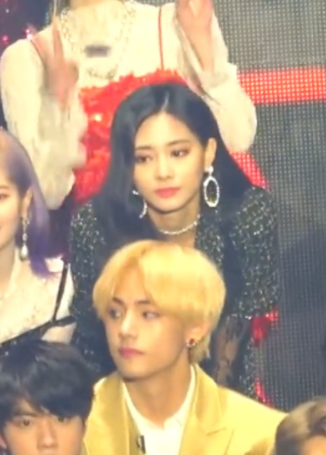 Chỉ một lần đứng cạnh nhau, Tzuyu (TWICE) và V (BTS) kịp tạo nên cặp đôi cực phẩm ảnh 2