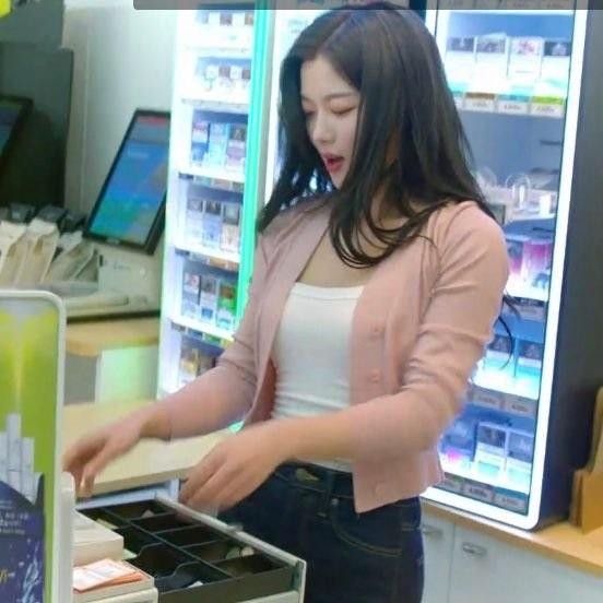 Hết nụ hôn đầu, đến lượt trang phục của Kim Yoo Jung trong phim mới bị chỉ trích ảnh 4
