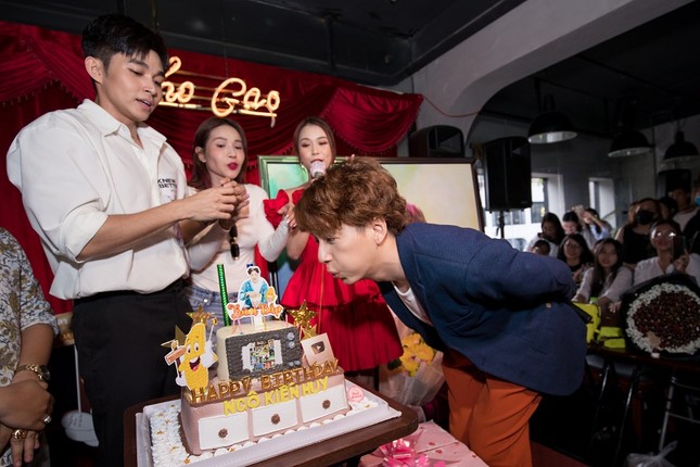 Ngô Kiến Huy đón tuổi mới tưng bừng: Sinh nhật biến thành mini show, hát gần 20 bài ảnh 2