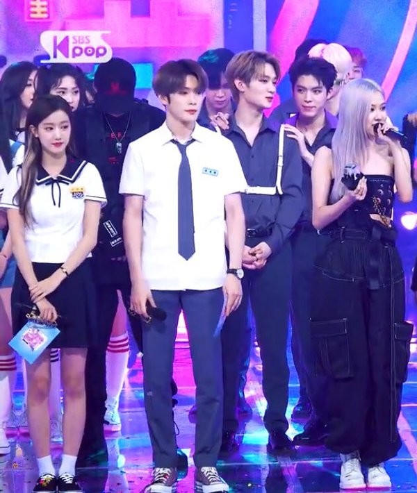 Bức ảnh gây tranh cãi: Chiều cao thực sự của Rosé (BLACKPINK) là bao nhiêu? ảnh 2