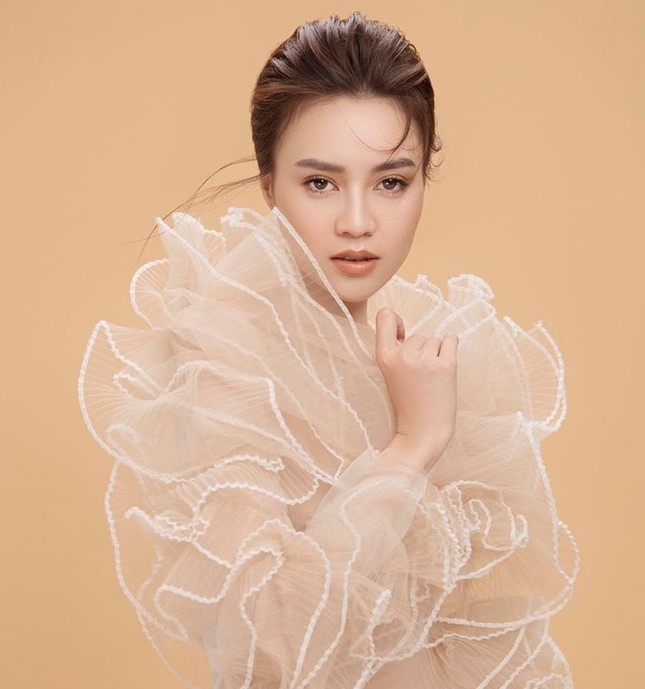 Bị chỉ trích vì bộ móng tay quá điệu đà, Lan Ngọc xử lý không chê vào đâu được ảnh 1