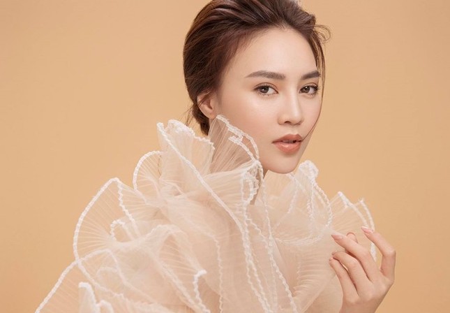 Bị chỉ trích vì bộ móng tay quá điệu đà, Lan Ngọc xử lý không chê vào đâu được ảnh 2