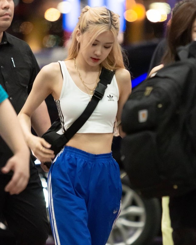 Rosé (BLACKPINK) tiết lộ vòng eo không nhỏ như lời đồn nhưng netizen cho rằng cô nói dối ảnh 2