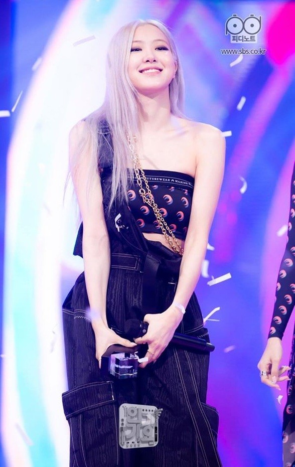 Cùng biến quần thành áo ống, cớ sao stylist BLACKPINK được khen còn stylist ITZY bị chê? ảnh 3