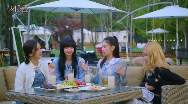 Lisa đã nói điều gì khi ôn lại kỷ niệm xưa khiến BLACKPINK giật mình sững sờ? ảnh 3