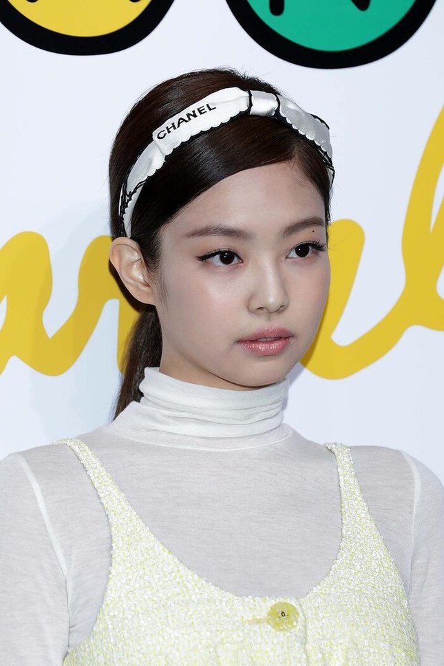 “Thánh tái chế” Jennie (BLACKPINK): Một sợi ruy băng gói quà biến thành đủ kiểu phụ kiện ảnh 4