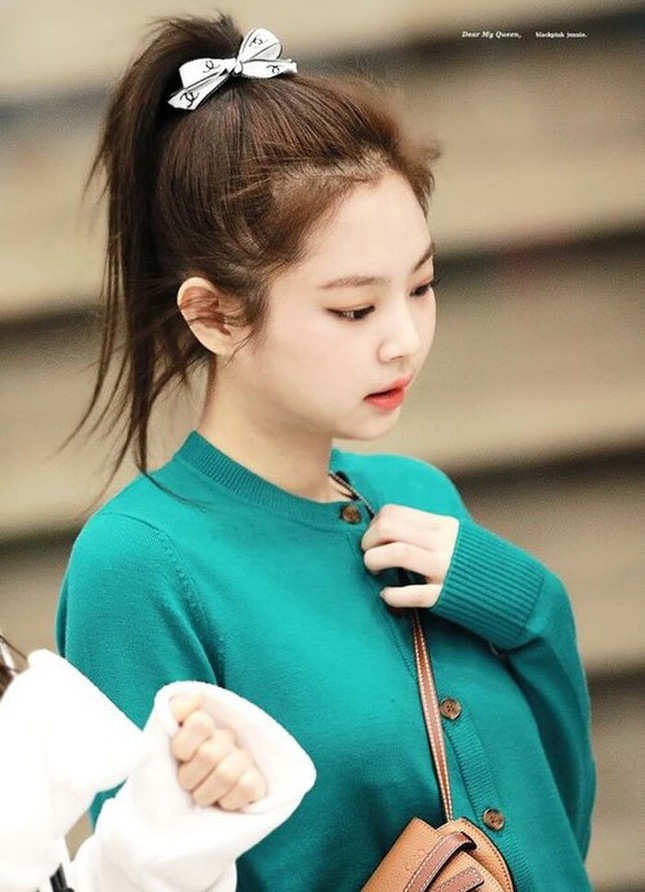 “Thánh tái chế” Jennie (BLACKPINK): Một sợi ruy băng gói quà biến thành đủ kiểu phụ kiện ảnh 5