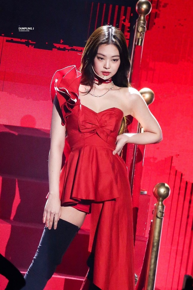 “Thánh tái chế” Jennie (BLACKPINK): Một sợi ruy băng gói quà biến thành đủ kiểu phụ kiện ảnh 7