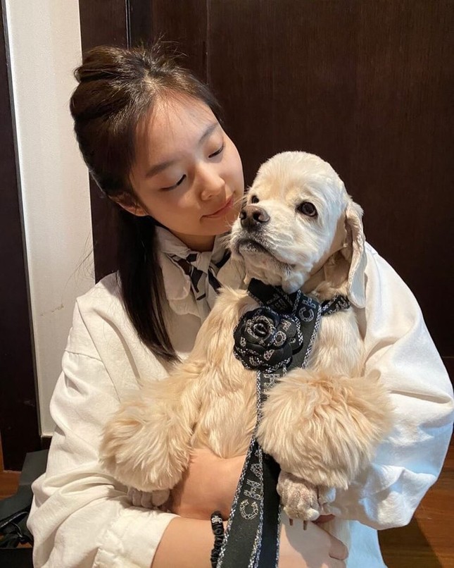 “Thánh tái chế” Jennie (BLACKPINK): Một sợi ruy băng gói quà biến thành đủ kiểu phụ kiện ảnh 9