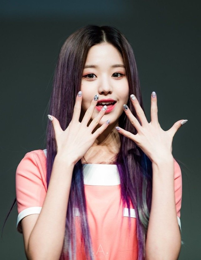 Ngoài chân dài như “Thủy thủ Mặt Trăng”, Jang Won Young (IZ*ONE) còn có 2 bàn tay cực phẩm ảnh 8