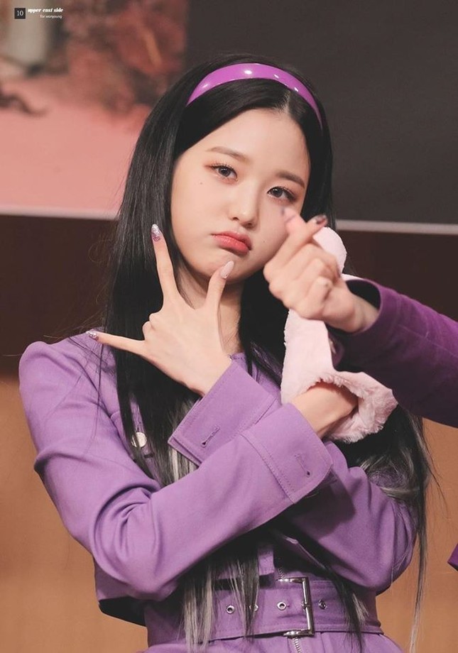 Ngoài chân dài như “Thủy thủ Mặt Trăng”, Jang Won Young (IZ*ONE) còn có 2 bàn tay cực phẩm ảnh 6