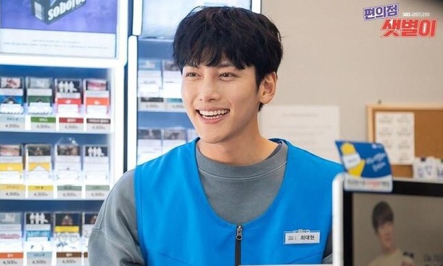 Ji Chang Wook làm nhân viên cửa hàng tiện lợi khiến fan lao tới quên cả giãn cách xã hội ảnh 2