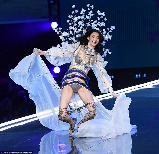 Chỉ với hai bài đăng, Ming Xi đã chứng tỏ EQ đủ cao để làm dâu nhà “vua sòng bạc” ảnh 1