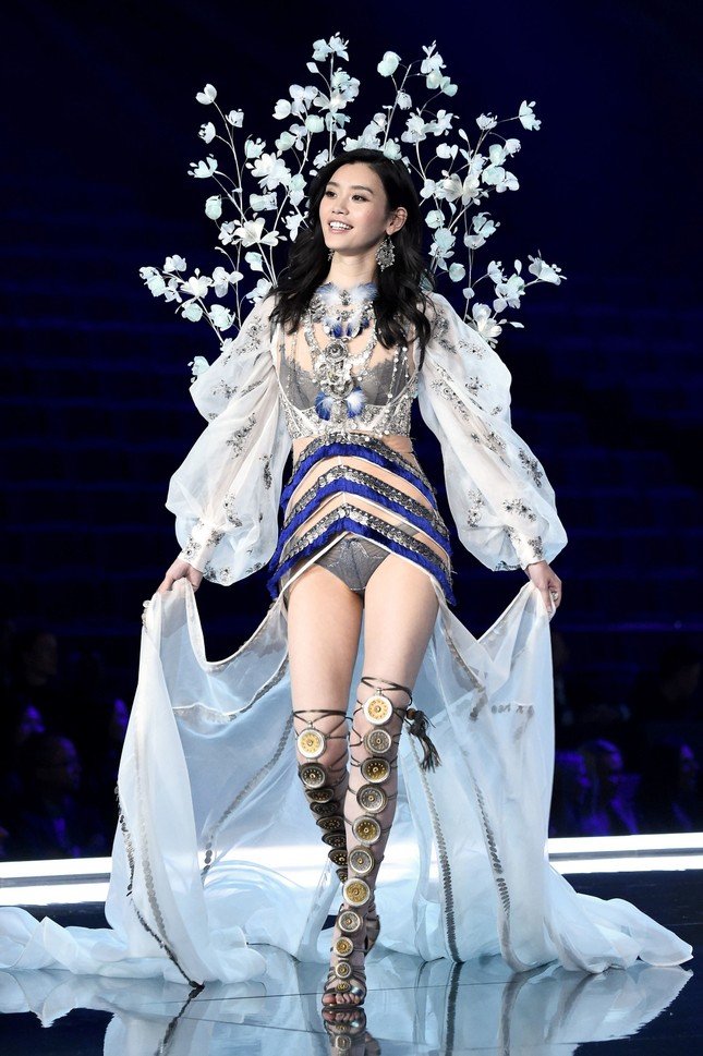 “Con dâu vua sòng bạc” Ming Xi và Địch Lệ Nhiệt Ba bị chê xuống sắc khi dự sự kiện ảnh 2