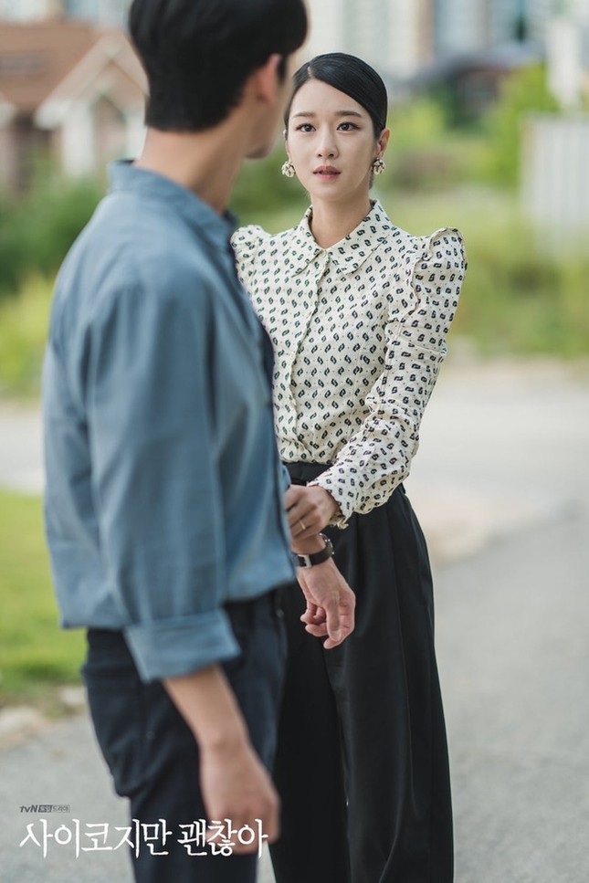 Mặc váy đầm được khen đẹp bao nhiêu nhưng khi diện quần thì Seo Ye Ji lại mất điểm ảnh 5