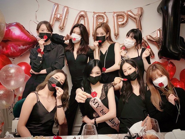 Giờ thì dân tình đã hiểu vì sao Hyoyeon lại “chơi trội” ở tiệc sinh nhật SNSD năm ngoái ảnh 5
