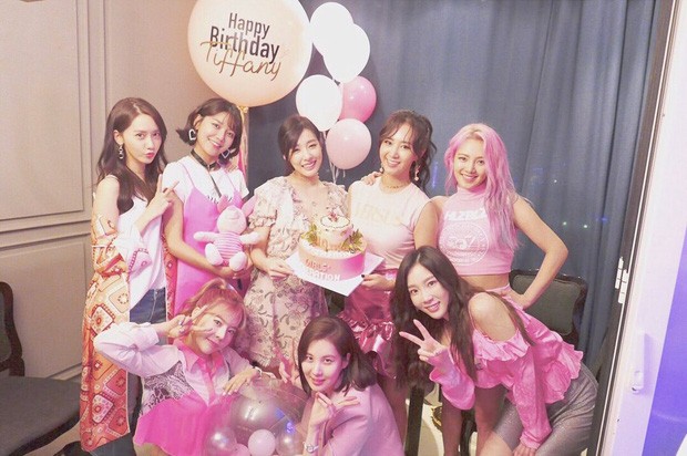 Giờ thì dân tình đã hiểu vì sao Hyoyeon lại “chơi trội” ở tiệc sinh nhật SNSD năm ngoái ảnh 2