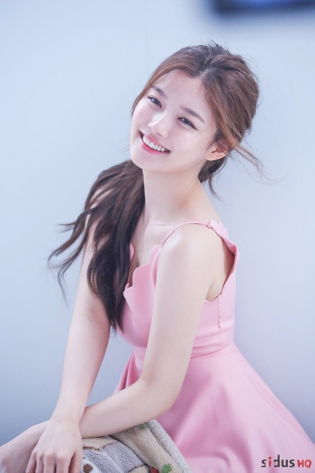 Khổ như Kim Yoo Jung: Vóc dáng nuột nà mà cứ diện đồ ôm sát là bị dân tình “ném đá“ ảnh 2