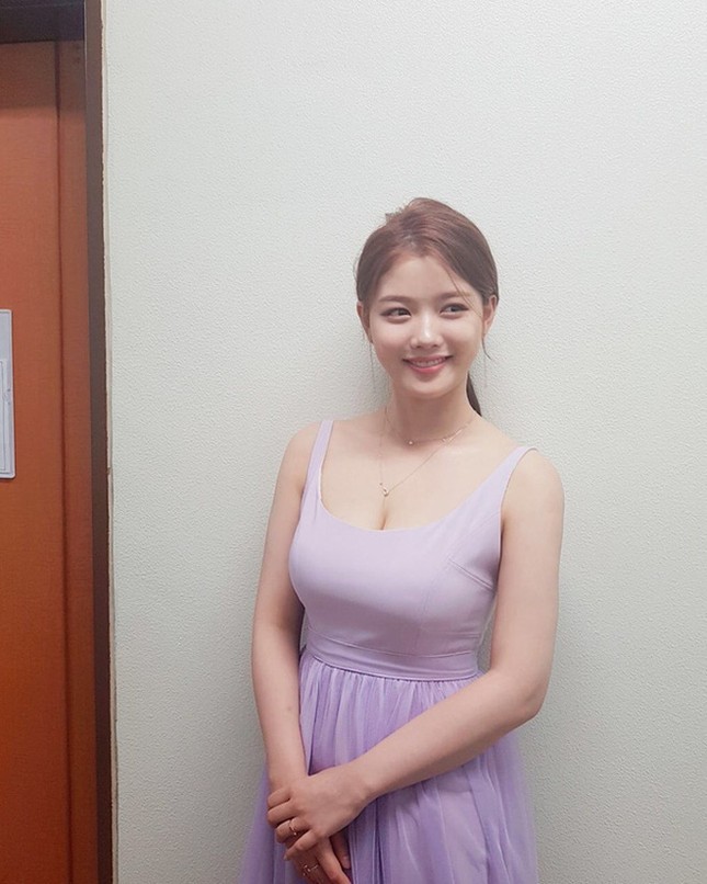 Khổ như Kim Yoo Jung: Vóc dáng nuột nà mà cứ diện đồ ôm sát là bị dân tình “ném đá“ ảnh 3