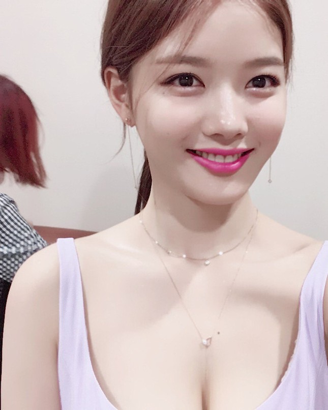 Khổ như Kim Yoo Jung: Vóc dáng nuột nà mà cứ diện đồ ôm sát là bị dân tình “ném đá“ ảnh 4