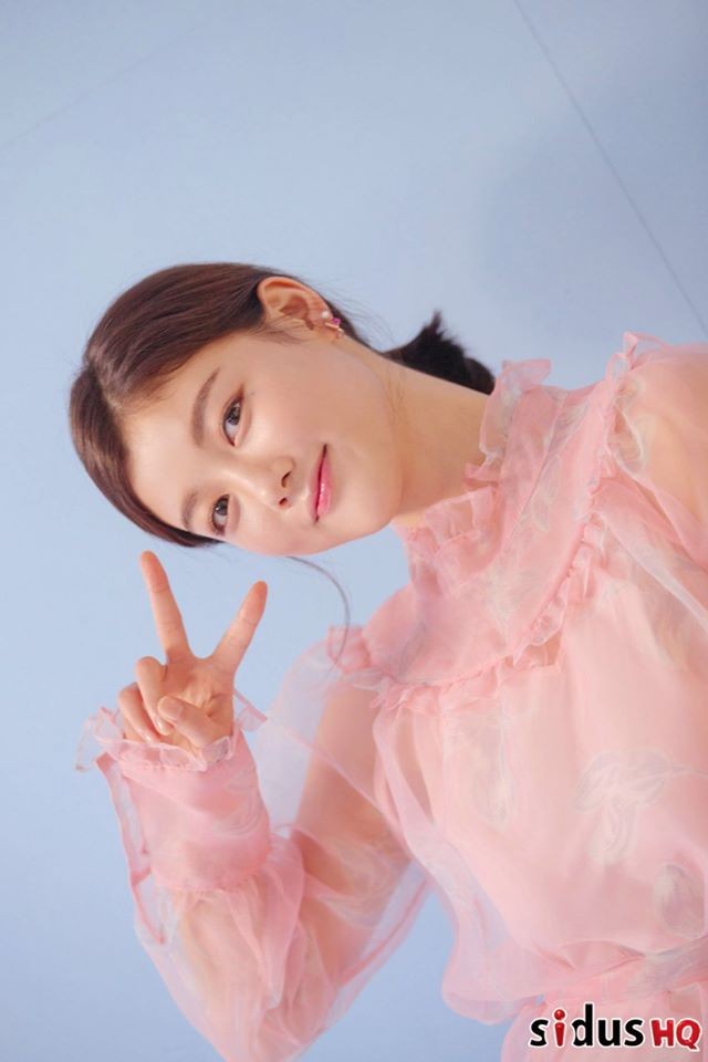 Khổ như Kim Yoo Jung: Vóc dáng nuột nà mà cứ diện đồ ôm sát là bị dân tình “ném đá“ ảnh 8