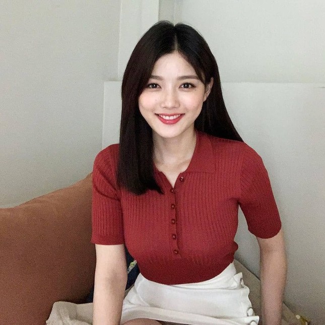 Khổ như Kim Yoo Jung: Vóc dáng nuột nà mà cứ diện đồ ôm sát là bị dân tình “ném đá“ ảnh 7