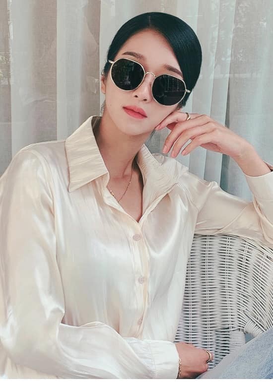 Trên phim ít đeo kính mát nhưng “Điên Thì Có Sao” vừa hết, Seo Ye Ji đã làm điều này ảnh 7