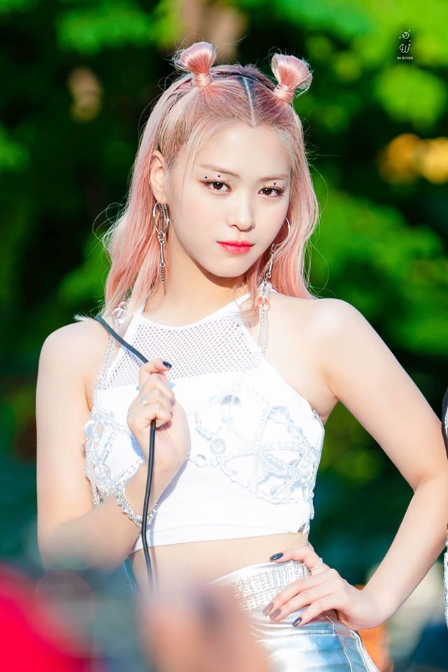Ryu Jin (ITZY) tiết lộ bí mật vì sao các nữ idol K-Pop buộc phải có thân hình mảnh mai ảnh 2
