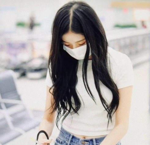 Jennie khoe ảnh selfie “xinh muốn xỉu” nhưng netizen lại soi ra một chi tiết đáng lo lắng ảnh 7