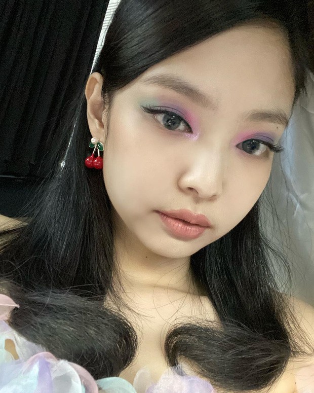 Jennie khoe ảnh selfie “xinh muốn xỉu” nhưng netizen lại soi ra một chi tiết đáng lo lắng ảnh 3