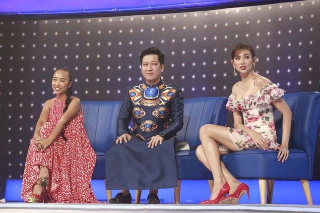 Liên tục chịu bất tiện vì váy ngắn nhưng do đâu sao Việt chưa dùng chiếc chăn thần thánh? ảnh 4