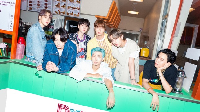 Trong khi chờ BTS qua Việt Nam diễn thì đừng bỏ qua concert online của gia đình Big Hit ảnh 3