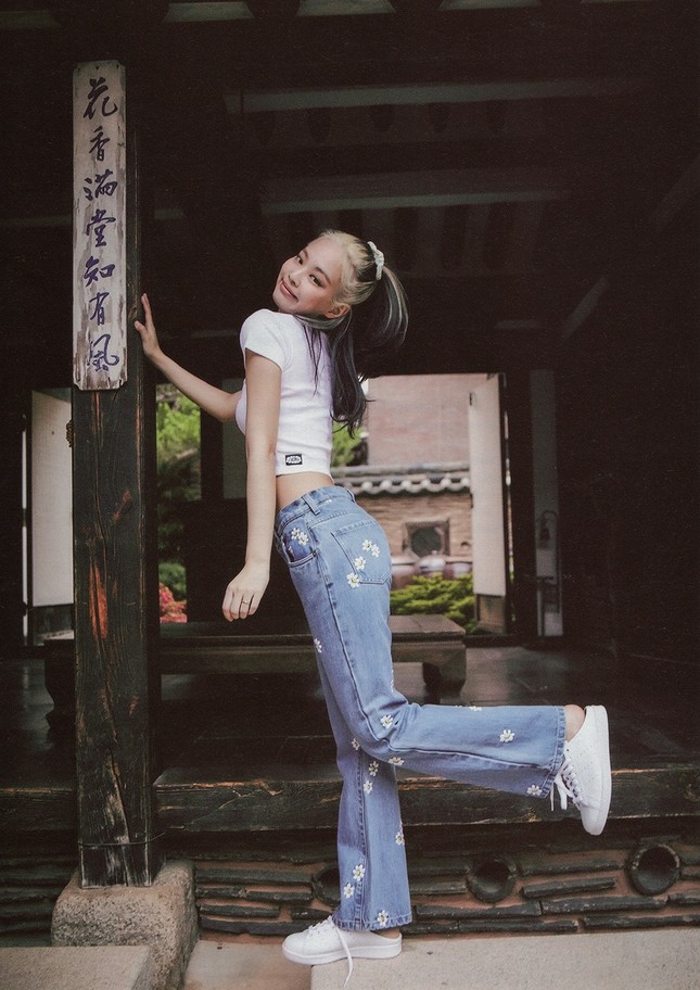 Vẫn biết Jennie BLACKPINK có vòng eo không chút mỡ thừa nhưng ai ngờ lại nhỏ đến cỡ này ảnh 2