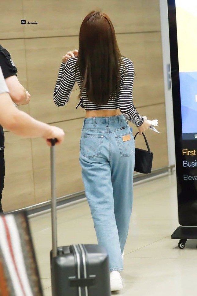 Vẫn biết Jennie BLACKPINK có vòng eo không chút mỡ thừa nhưng ai ngờ lại nhỏ đến cỡ này ảnh 4