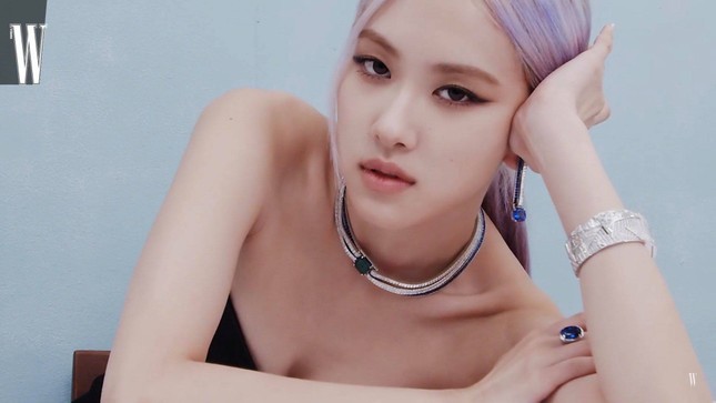 Chiếc nhẫn Rosé (BLACKPINK) đeo trên tạp chí W có gì đặc biệt mà gây tranh cãi ồn ào? ảnh 1