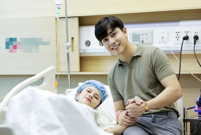 Gia đình ca sĩ Thu Thủy vỡ òa hạnh phúc đón công chúa nhỏ xinh xắn chào đời ảnh 1