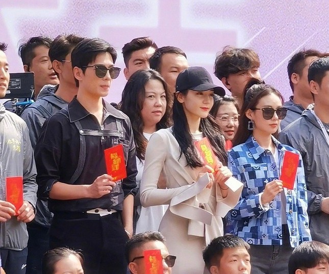 Dương Dương có đáng bị chỉ trích là lạnh lùng khi làm điều này với Địch Lệ Nhiệt Ba? ảnh 1