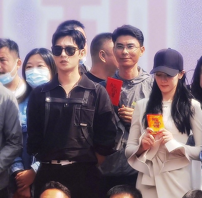 Dương Dương có đáng bị chỉ trích là lạnh lùng khi làm điều này với Địch Lệ Nhiệt Ba? ảnh 3