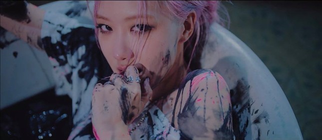 Gia thế siêu khủng của trai đẹp Lisa dựa vào trong MV “Lovesick Girls” gây choáng ảnh 1