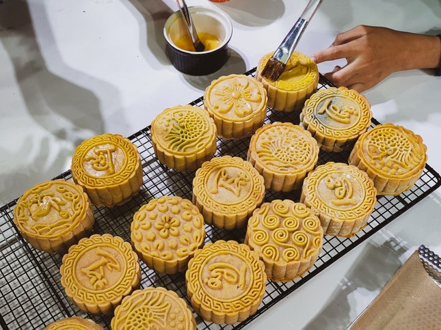 Khoảnh khắc lần đầu làm bánh Trung Thu của các em ở lớp học tình thương Rạch Ông ảnh 9