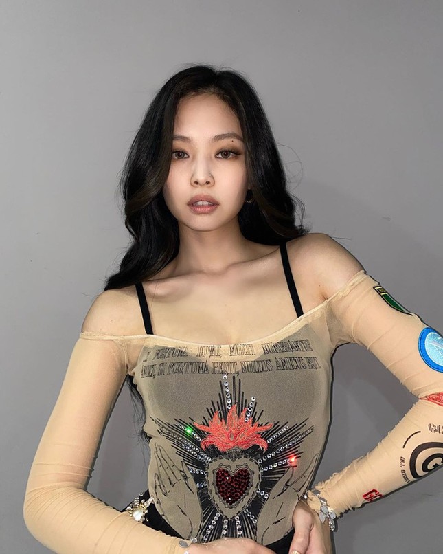 Táo bạo diện áo xuyên thấu, Rosé được khen ngợi vì chọn đồ phụ trợ quá tinh tế ảnh 7